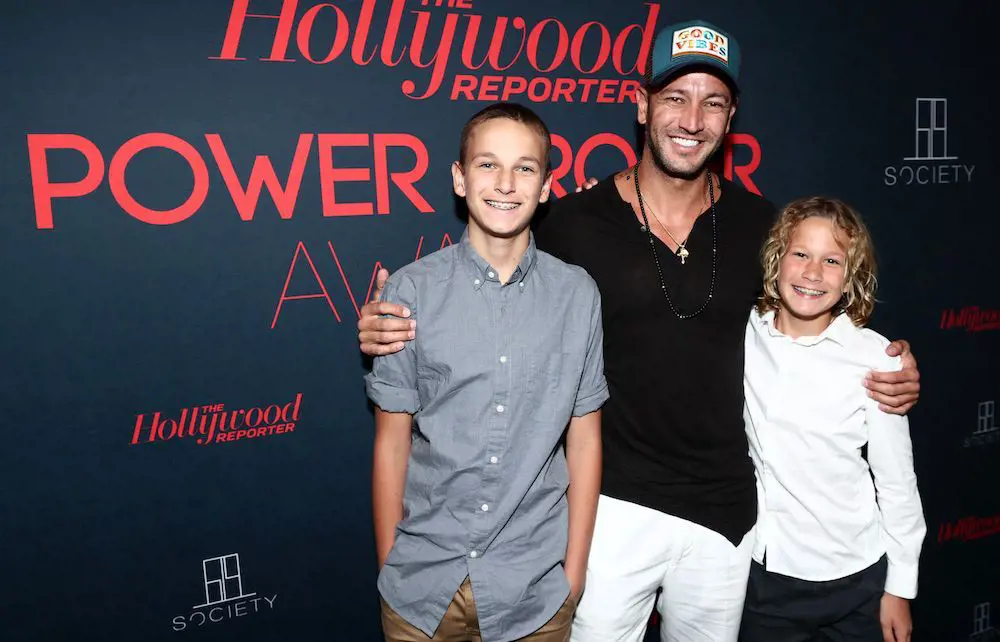 Santiago with his children in an event during the red carpet of Hollywood Reporter