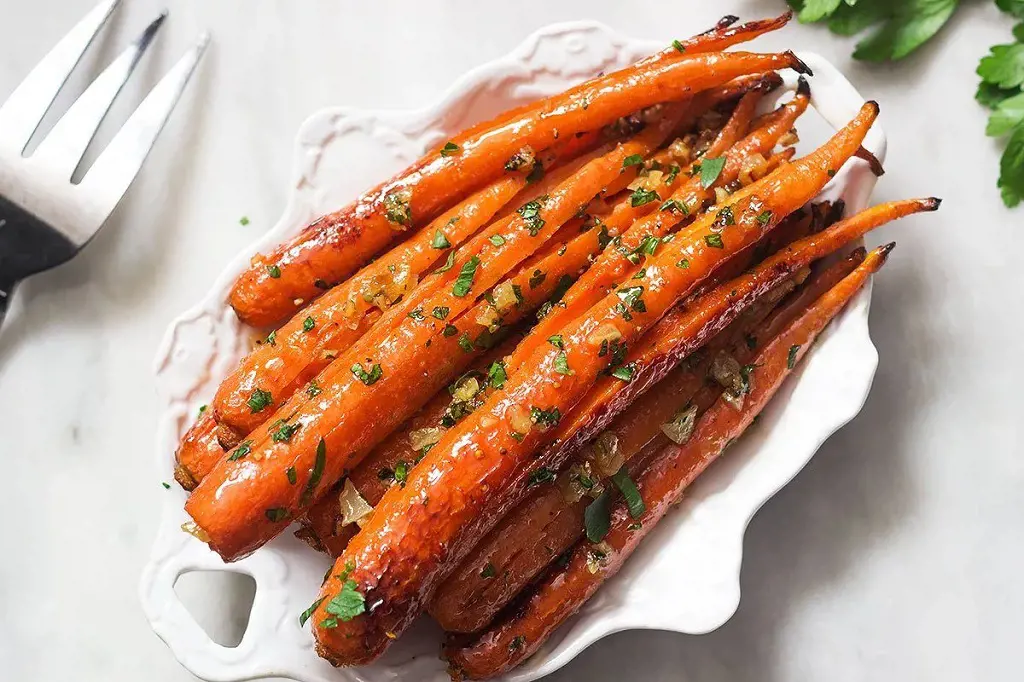 Garlic butter roasted carrots are so easy to make 