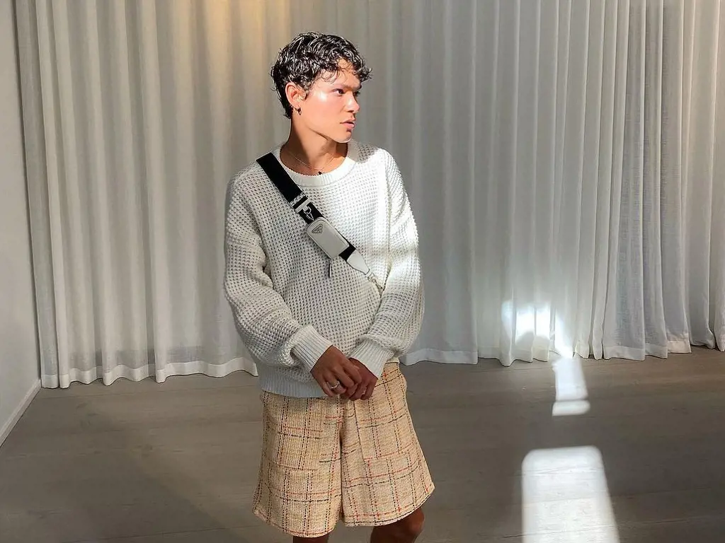 Omar Rudberg looks trendy in a light sweater along with a checkered shorts.