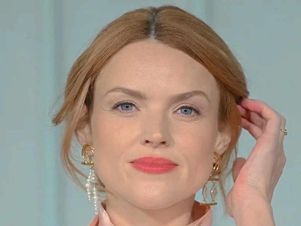 Erin Richards completes her look with a subtle makeup.
