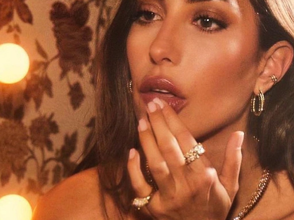 Ines De Ramon looks stunning during a photoshoot for her jewelry.