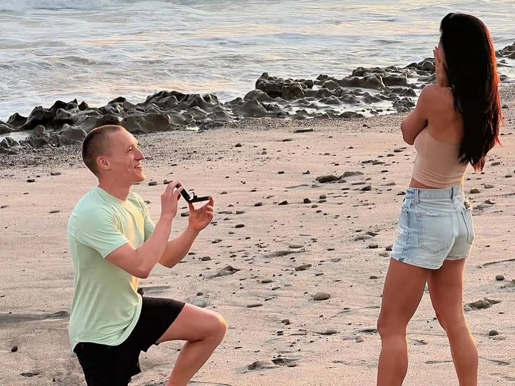 Matt Wilpers announced his engagement with Jessica Li through his Instagram account.
