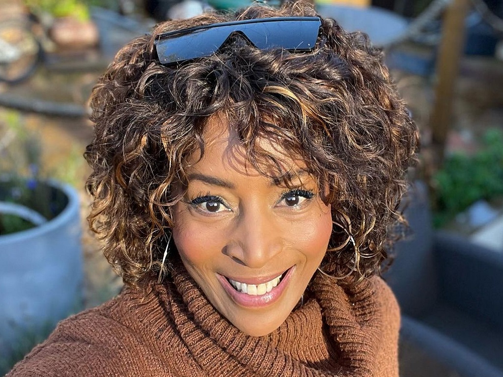 Jaqui Joseph flaunts her beautiful brown sweater on her Instagram.