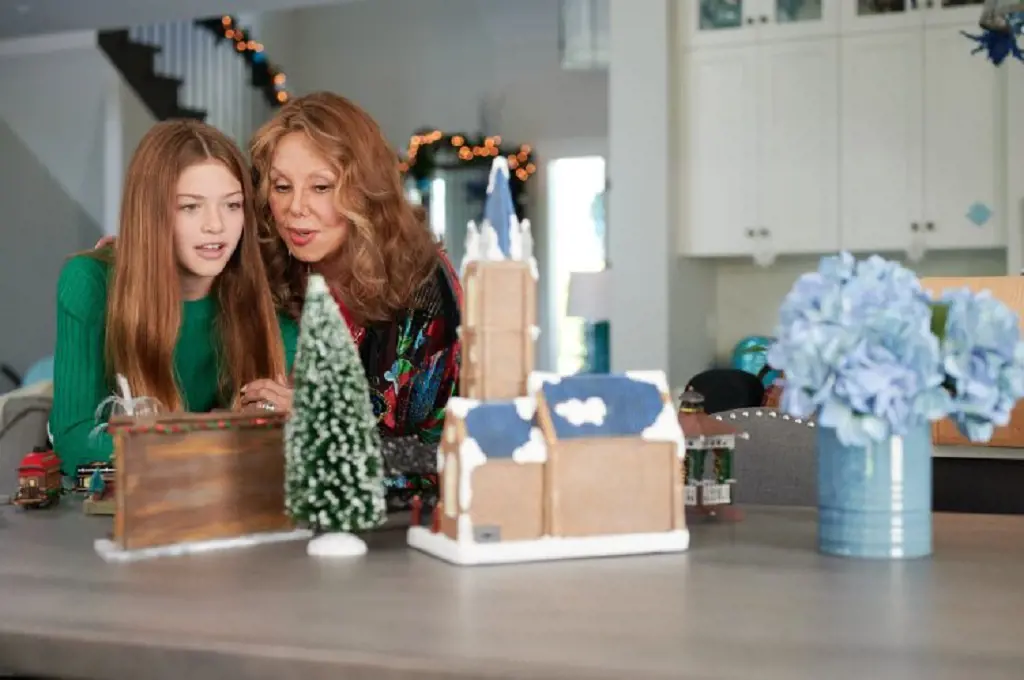 Vivian (Marlo Thomas) telling her granddaughter Chloe (Maesa Nicholson) about the Christmas village