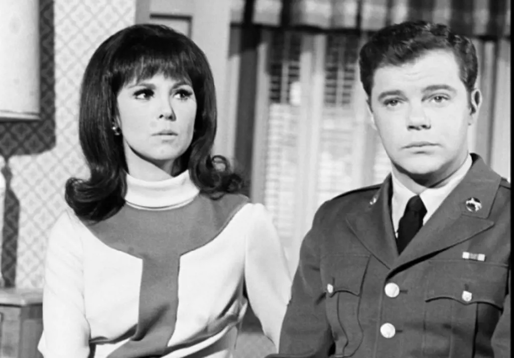 Marlo Thomas and Warren Berlinger in the sitcom That Girl