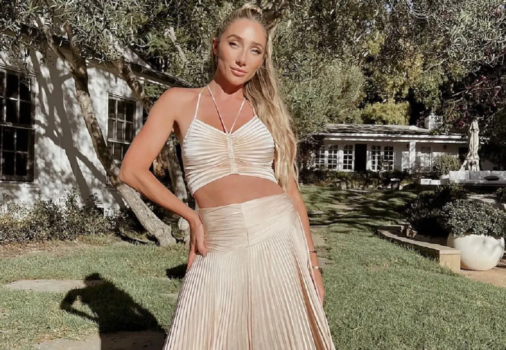 Aurora Culpo looks stunning in this beautiful dress as she posed for a instagram picture