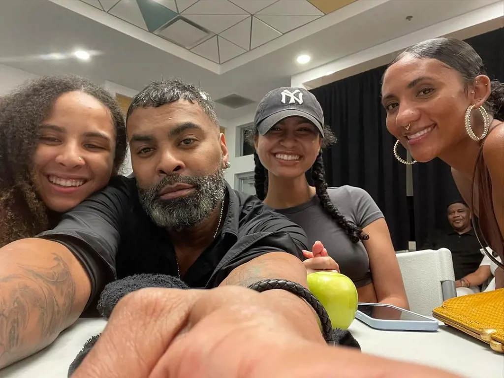R&B singer, Ginuwine with his daughters