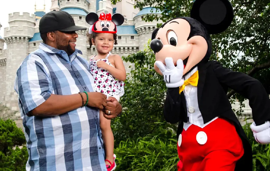 Georgia Marie Thompson with her father Kenan Thompson, Kenan is celebrating his daughter's third birthday in Disney World