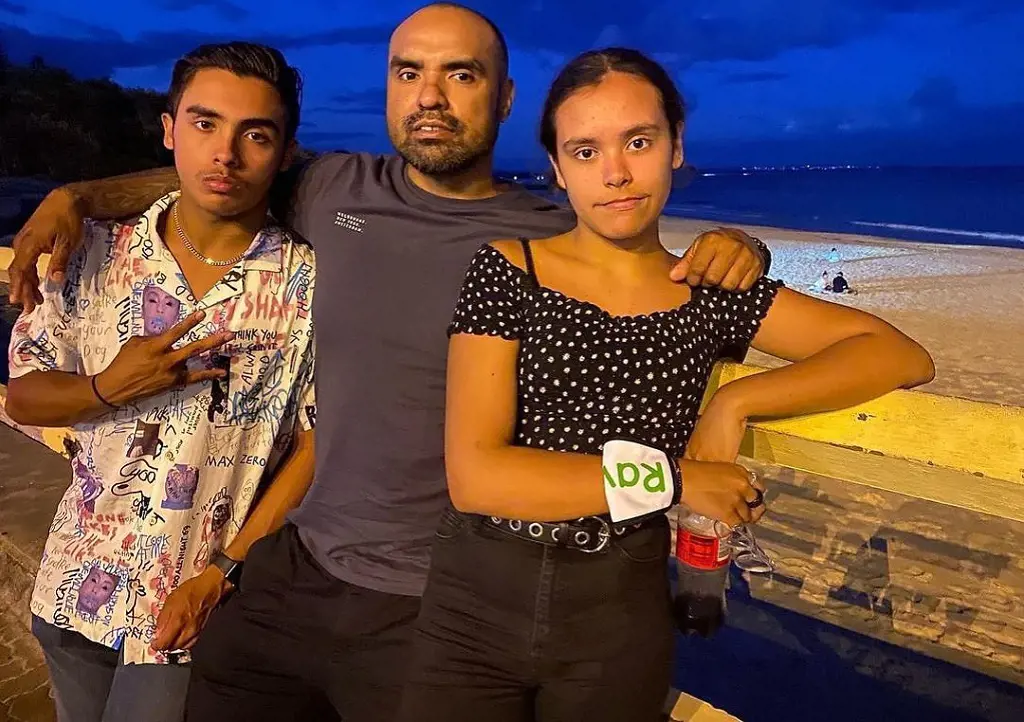 Eva Grado's father with her two children at night view
