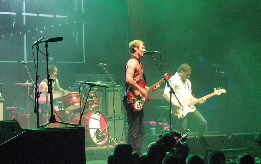 Silverchair performing at the Across the Great Divide tour with Powderfinger in September 2007.