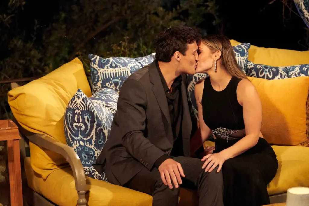 Tino Franco kissing the bachelorette Rachel, he got the first impression rose from her