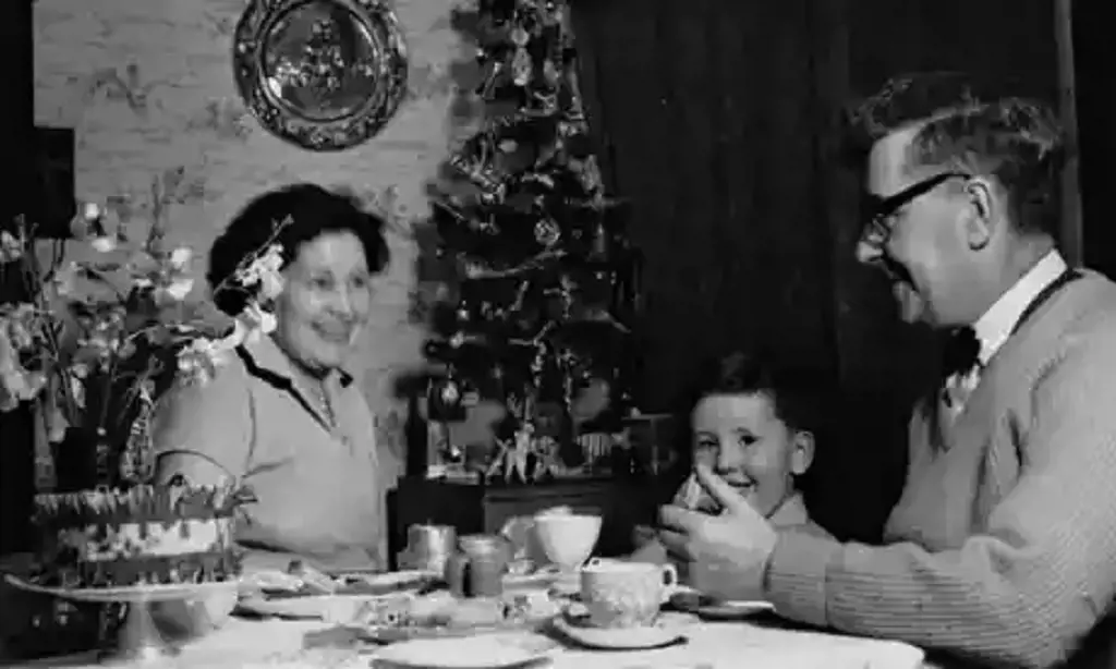 Dave Myers as a young boy with his parents.