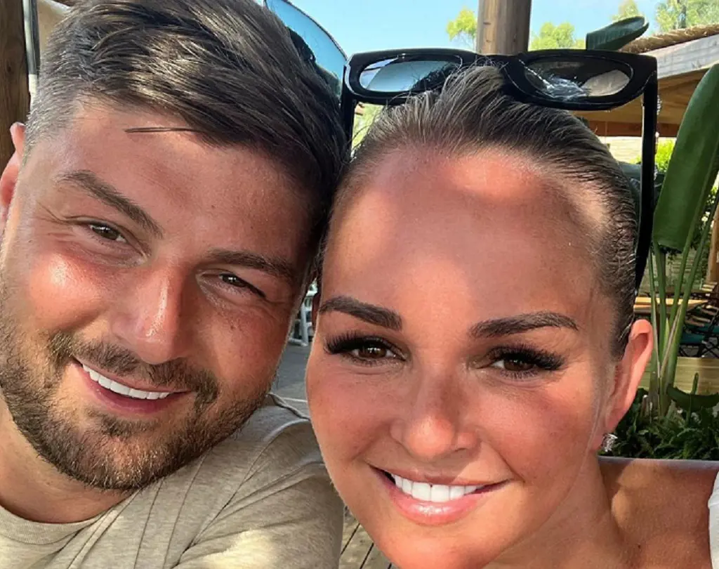 Jennifer Ellison and Robbie Tickle has been married since 2009
