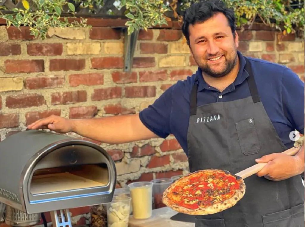 Daniele Uditi making delicious olive pizza