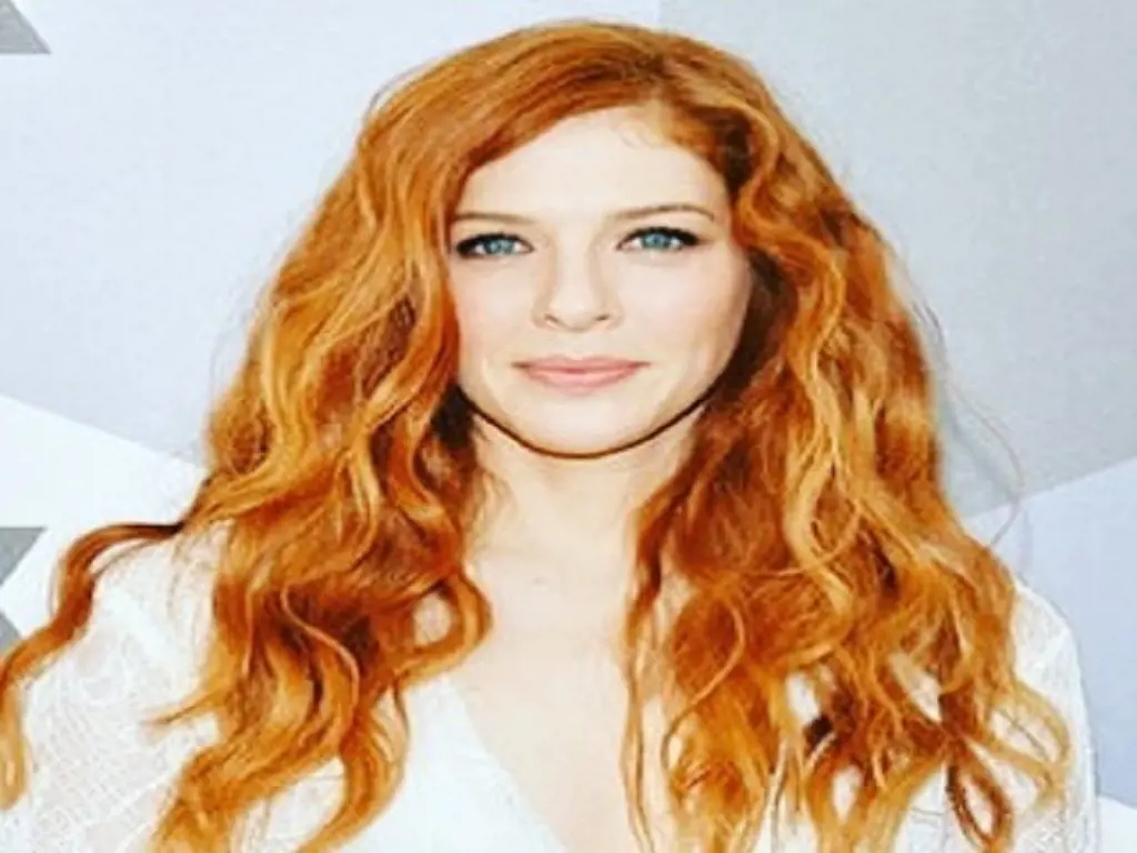 Rachelle Lefevre has appeared in the ABC drama series The Deep End 