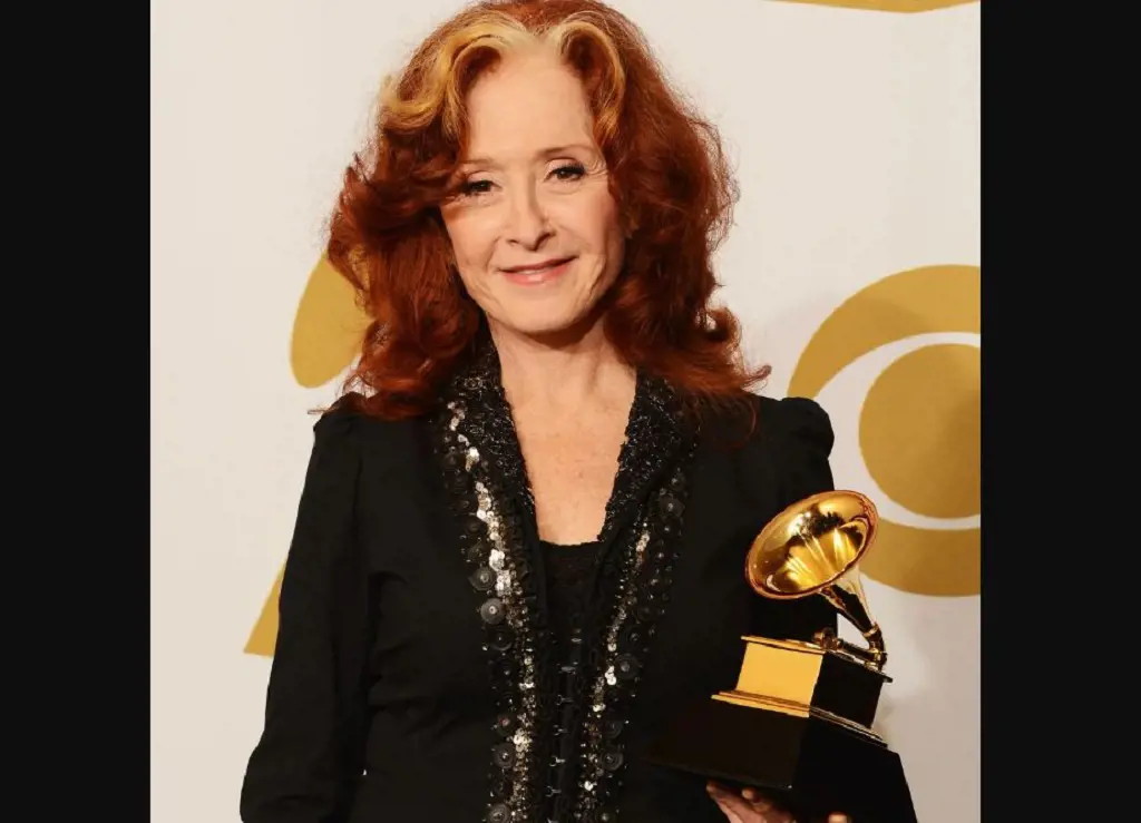 Raitt posing with her award after winning the Grammy