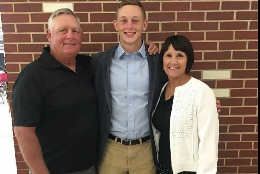 Hunter Mason with his parents