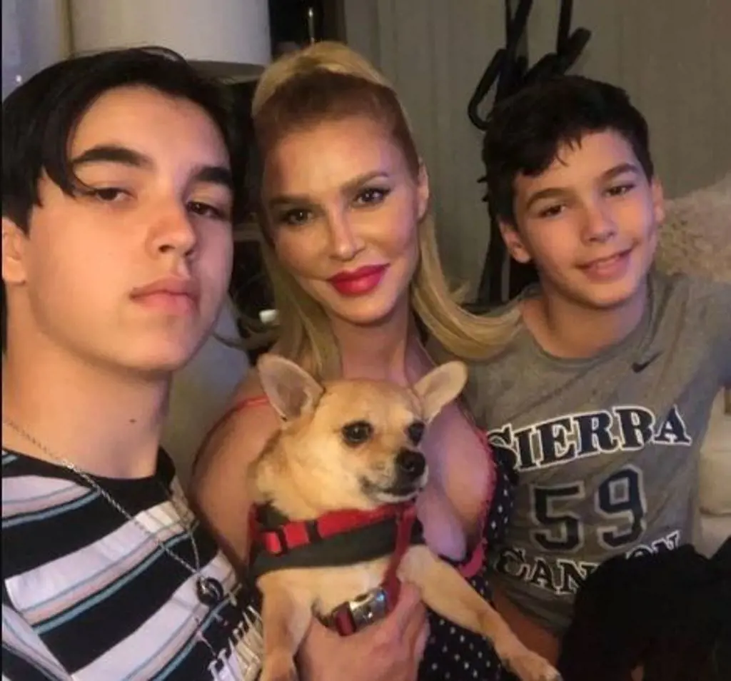 Brandi Glanville lives with her two kids and a pet dog.