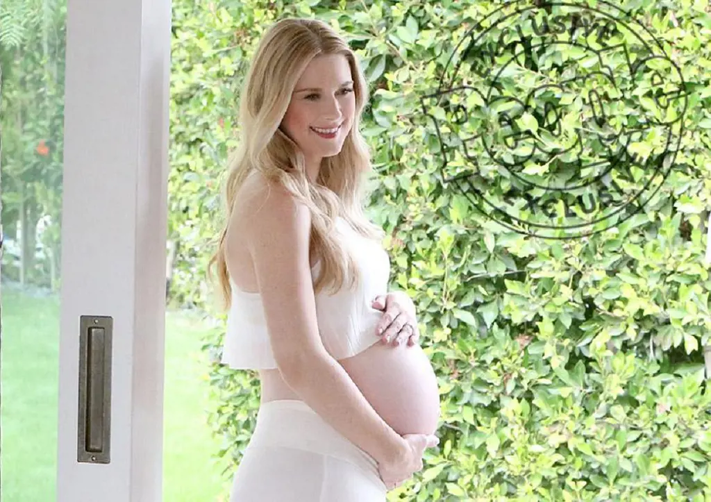 Alexandra Breckenridge pregnant back in 2017