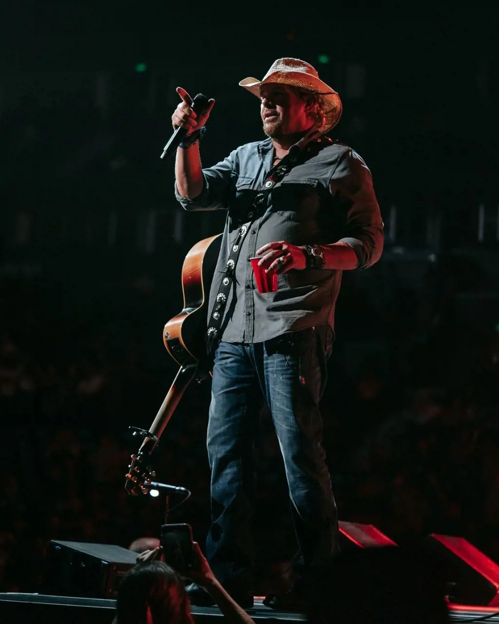 Toby Keith singing his sing 