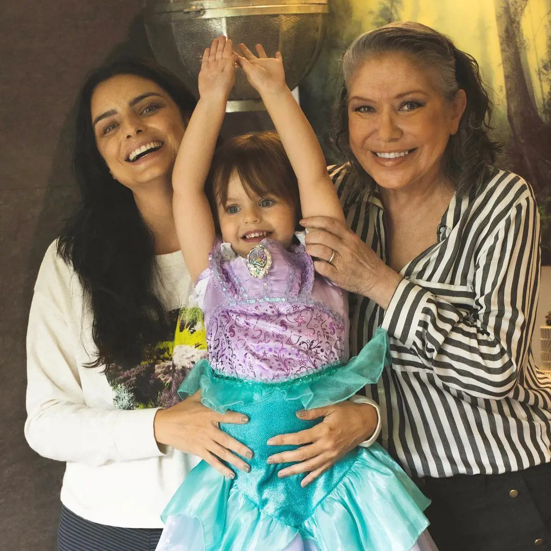 Aislin shared a photo with her mother Gabriela and daughter Kailani on Instagram