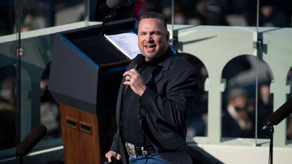 Garth Brooks got hair plugs for his big day performing 