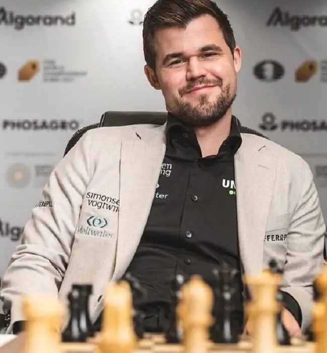 Viewers assume the chess grandmaster Carlsen has a photographic recollection as he amazes his parents and friends with his memories from his childhood